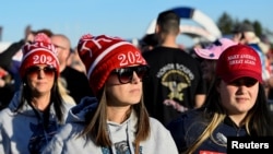 Mbështetësit radhiten në tubimin ku merr pjesë ish-Presidenti Trump në Ohajo (7 nëntor 2022)