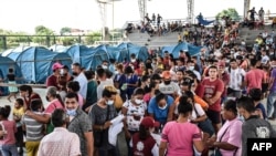 Venezolanos residentes del sector La Coromoto, parroquia Rafael Urdaneta del municipio José Antonio Páez, estado Apure, arriban a Arauquita, Departamento de Arauca, Colombia. Marzo 22, 2021. Foto: AFP.