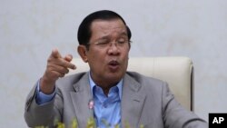 រូបឯកសារ៖ លោកនាយករដ្ឋមន្ត្រី ហ៊ុន សែន ថ្លែងទៅកាន់រដ្ឋមន្ត្រី និងអ្នកសារព័ត៌មាន នៅរាជធានីភ្នំពេញ ថ្ងៃទី៣០ ខែមករា ឆ្នាំ២០២០។