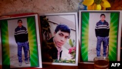 El retrato del migrante guatemalteco Rivaldo Danilo (16), que se cree que está entre las 19 personas asesinadas en México, está velado en su casa en la aldea de Tuilelen, Guatemala el 28 de enero de 2021.