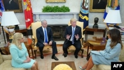 Rais Donald Trump akutana na Waziri Mkuu wa Israeli Benjamin Netanyahu. Kushoto ni mke wa Netanyahu, Sara na kulia ni mke wa Trump Melania wakiwa ikulu ya White House Machi 5, 2018 jijini Washington,DC. 