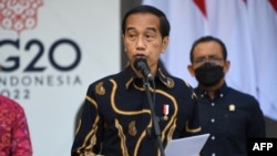 Presiden Joko Widodo dalam sebuah acara di Bali, pada 25 Maret 2022. (Foto: AFP/Sonny Tumbelaka)