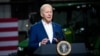 Predsednik SAD Džo Bajden govori tokom posete fabrici u Ajovi, (Foto: REUTERS/Al Drago)