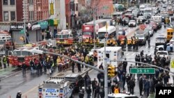 Magari ya polisi wa New York na yale ya huduma za dharura nje ya kituo cha treni ambako shambulio la bunduki limetokea Jumanne.