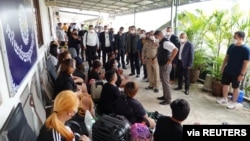 រូបឯកសារ៖ រូបថតដែលចែកចាយដោយប៉ូលិសថៃកាលពីថ្ងៃទី ១២ ខែមេសា ឆ្នាំ ២០២២ បង្ហាញមេបញ្ជាការប៉ូលិសថៃលោក Surachate Hakparn និយាយជាមួយជនរងគ្រោះដែលត្រូវបានសង្គ្រោះពីភ្នំពេញ ប្រទេសកម្ពុជា ដែលពាក់ព័ន្ធនឹងករណីបង្ខាំងឲ្យធ្វើការ។ 