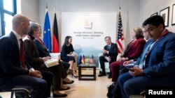 Menteri Luar Negeri Jerman Annalena Baerbock dan Menteri Luar Negeri AS Antony Blinken bertemu dalam Pertemuan Menteri Luar Negeri G7 di Hotel The Prince Karuizawa di Karuizawa, Jepang, 17 April 2023. (Foto: via Reuters)