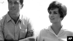 Gina Lollobrigida en su época de esplendor en 1960 junto al actor estadounidense Rock Hudson.