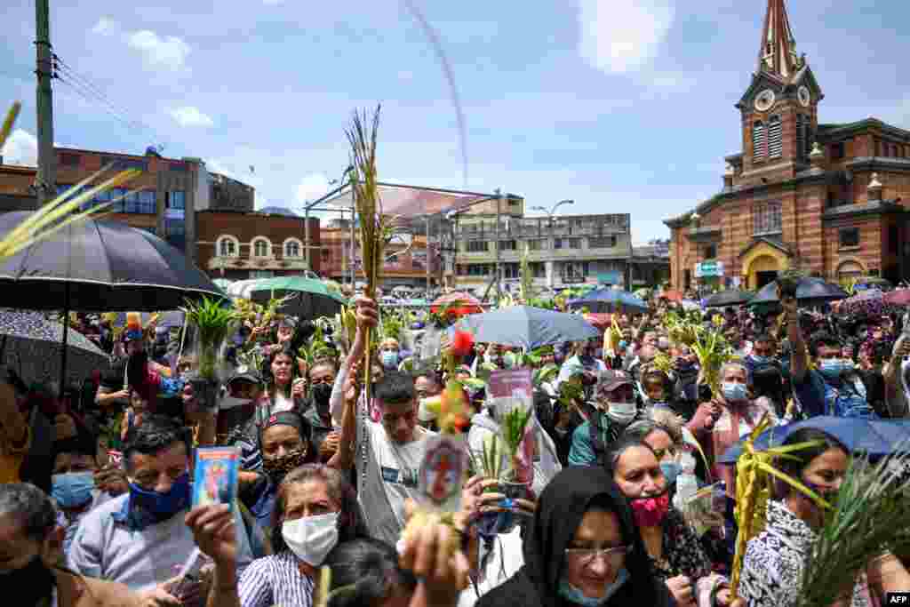 Fieles católicos participan en la tradicional misa del Domingo de Ramos, en el barrio "20 de julio", en el sur de Bogotá, Colombia, el 10 de abril de 2022.