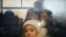 Una niña que huye del conflicto en Ucrania mira desde el interior de un autobús que se dirige a la capital de Moldavia, Chisinau, después de cruzar el puesto de control fronterizo entre Moldavia y Ucrania cerca de la ciudad de Palanca, el 2 de marzo de 2022.