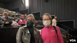 台灣駐美代表蕭美琴(圖右）與美國在台協會執行理事藍鶯出席馬里蘭州一家戲院的香港紀錄片《時代革命》特映會（2022年4月9日）(美國之音鍾辰芳拍攝）