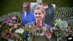 រូបភាព​របស់់​លោក​ស្រី​ Jo Cox ដែល​មា​ពេញ​ទៅ​ដោយ​ផ្កា​ ស្ថិត​នៅ​ខាង​ក្រៅ​អាគារ​រដ្ឋសភា​អង់គ្លេស​ក្នុង​ទីក្រុង​ឡុងដ៍ កាល​ពី​ថ្ងៃទី​១៧ ខែ​មិថុនា ឆ្នាំ២០១៦។