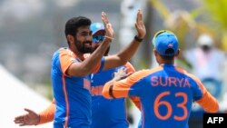 جسپریت بومرا، بالر هندی، سه بازیکن افغانستان را از میدان حذف کرد و در چهار اوور خود برای بتسمنان افغان فرصت تنها هفت دوش را داد.