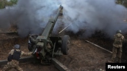 Miembros de la Guardia Nacional de Ucrania disparan un obús D-30 hacia las tropas rusas, en medio del ataque de Rusia a Ucrania, en la región de Járkov, el 5 de octubre de 2022.