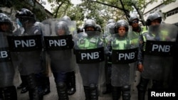 Policías venezolanos de guardia durante una protesta contra el gobierno de Nicolás Maduro en Caracas, Venezuela, el 11 de agosto de 2022.