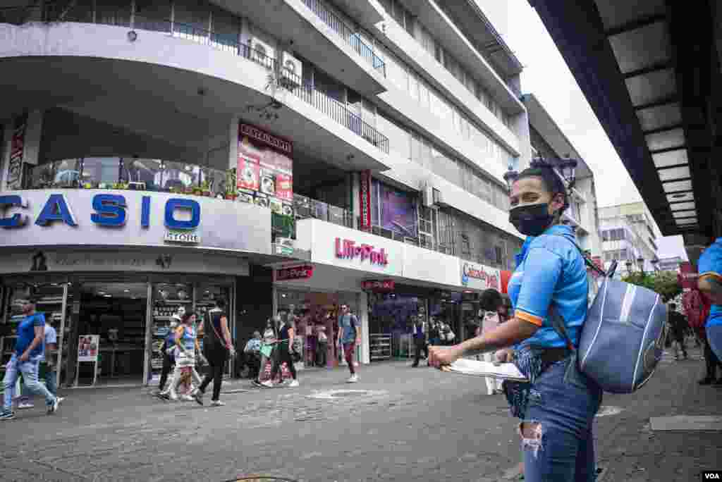 Una vendedora nicaragüense en el centro de San José, Costa Rica.&nbsp;&nbsp;Oscar Navarrete/VOA- LA PRENSA.