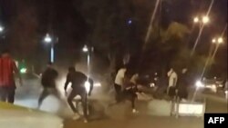 Picha iliyochukuliwa kutoka katika Kanda ya video ya Safu ya ESN Oct. 12, 2022 ikionyesha mapambano wakati wa maandamano katika mji wa Wakurdi wa Iran, Bukan, katika jimbo la Azerbaijan lilioko magharibi mwa Iran.