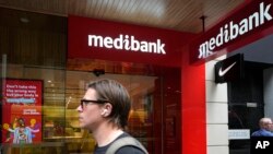 Warga berjalan melintasi kantor cabang Medibank di Sydney, Australia, pada 26 Oktober 2022. Perusahaan asuransi kesehatan, Medibank, melaporkan sebuah serangan siber telah mencuri data pribadi empat juta konsumennya. (Foto: AP/Rick Rycroft)
