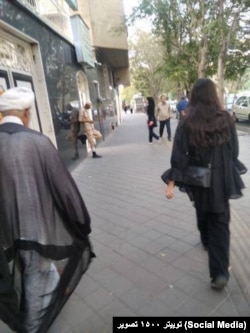 زنی بی‌حجاب در حضور یک روحانی در خیابانی در ایران