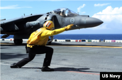 与前美军飞行员杜根（Daniel Edmund Duggan）驾驶的鹞式喷气战斗机同款的战机。（美国海军照片）