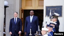 澳大利亚国防部长理查德·马勒斯（Richard Marles，左一）2022年7月访问美国国防部。（路透社）