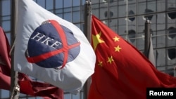 中國國旗在香港交易所的旗幟旁飄揚。