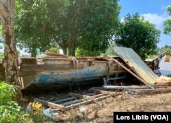 ទូកដ​ឈើ​ដែល​ក្រឡាប់​លិច​ក្នុង​ស្រុក​លើកដែក​កាលពី​ថ្ងៃទី១៣ ខែតុលា ដែល​បណ្តាល​ឱ្យ​សិស្ស​សាលា​ជាង១០​នាក់​បាត់បង់​ជីវិត ត្រូវបាន​ស្រង់ឡើង​នៅ​កំពង់ចម្លង​កោះចំរើន ឃុំកំពង់ភ្នំ ស្រុកលើកដែក ខេត្តកណ្តាល ថត​នៅថ្ងៃទី១៦ ខែតុលា ឆ្នាំ២០២២។ (លាស់ លីបលីប/វីអូអេ)