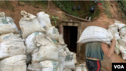 ARCHIVO- Un hombre trabaja en una minería artesanal en Nicaragua. [Foto Houston Castillo, VOA]