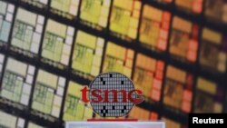 台湾芯片制造代工龙头台积电在新竹的总部大楼与台积电标识。