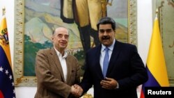 El presidente de Venezuela, Nicolás Maduro (der.) y el ministro de Relaciones Exteriores de Colombia, Álvaro Leyva, se dan la mano en el Palacio de Miraflores, en Caracas, Venezuela, el 4 de octubre de 2022.