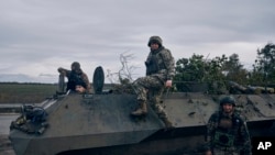 រូបឯកសារ៖ ទាហានអ៊ុយក្រែនឈរប្រចាំការនៅក្បែរតំបន់ Bakhmut នៃភូមិសាស្ត្រ Donetsk ប្រទេសអ៊ុយក្រែន កាលពីថ្ងៃទី ២២ ខែតុលា ឆ្នាំ ២០២២។ 