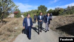 ნატოს გენერალური მდივნის სპეციალური წარმომადგენელი სამხრეთ კავკასიასა და ცენტრალურ აზიაში, ხავიერ კოლომინა ერგნეთში, ეგრეთ წოდებულ, ოკუპაციის ხაზთან.