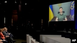 El presidente de Ucrania, Volodymyr Zelenskyy, habla por video durante la Conferencia Internacional de Expertos sobre la Recuperación, Reconstrucción y Modernización de Ucrania, en Berlín, el 25 de octubre de 2022.