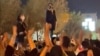 Esta imagen de video muestra a mujeres iraníes protestando en una calle de la ciudad central de Yazd, Irán, el 26 de septiembre de 2022, tras la muerte de Mahsa Amini luego de su arresto por presuntamente violar las estrictas reglas de Irán sobre el uso de pañuelos en la cabeza.