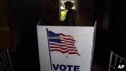 Arhiv - Glasanje na biračkom mjestu u Atlanti. (Foto: AP/Brynn Anderson, File)