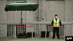 一名保安在北京海淀区四通桥旁的路口站岗。（2022年10月14日）