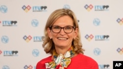 2022年9月29日，國際電聯當選秘書長、美國人多琳·波格丹-馬丁贏得選舉後留影。（美聯社照片）