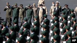 رهبر جمهوری اسلامی به همراه فرماندهان نظامی و انتظامی