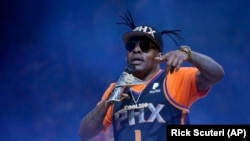 Coolio se produit à la mi-temps d'un match de basket de la NBA entre les Phoenix Suns et les New Orleans Pelicans le 5 avril 2019 à Phoenix.