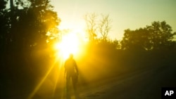 Un militar ucraniano camina por la carretera cerca del pueblo de Oskil, Ucrania, el 6 de octubre de 2022.