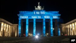 Brandenburška kapija u Berlinu osvetljena u znak Dana pobede i okončanja Drugog svetskog rata (Foto: AP)