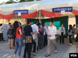 FILE: Voters queue to cast their ballots in the fourth commune election, in Phnom Penh, Cambodia, in June 04, 2017. (Hean Socheata/ VOA Khmer)