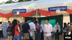 File photo: Cambodian voters queue to cast their ballots in the fourth commune elections in Phnom Penh, Cambodia, on June 04, 2017. (Hean Socheata/ VOA Khmer)