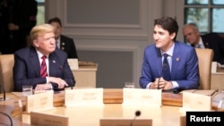 Le premier ministre du Canada, Justin Trudeau, à gauche, et le président des États-Unis, Donald Trump, lors du sommet du G7 au Québec, le 8 juin 2018.