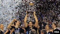 La selección de básquetbol de Argentina celebra el campeonato perolímpico tras vencer a Brasil en la final, liderados por Luis Scola.