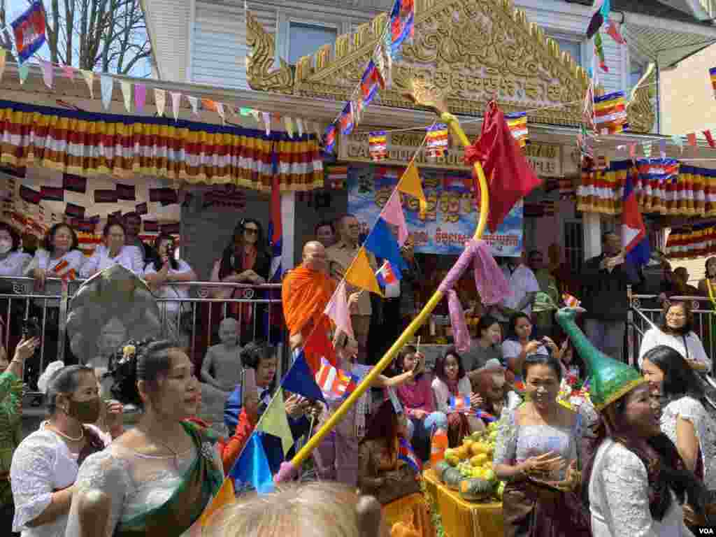 សហគមន៍​ខ្មែរ​អាមេរិកាំង​ប្រារព្ធ​ពិធី​បុណ្យ​ចូល​ឆ្នាំ​ខ្មែរ​ប្រពៃណី​ជាតិ នៅ​វត្តសាមគ្គីធម្មិការាម ក្នុង​សង្កាត់ Brooklyn ទីក្រុងញូវយ៉ក សហរដ្ឋ​អាមេរិក នៅថ្ងៃសៅរ៍ ទី១៦ ខែមេសា ឆ្នាំ ២០២២។ (ប៉ូច រាសី/វីអូអេ)