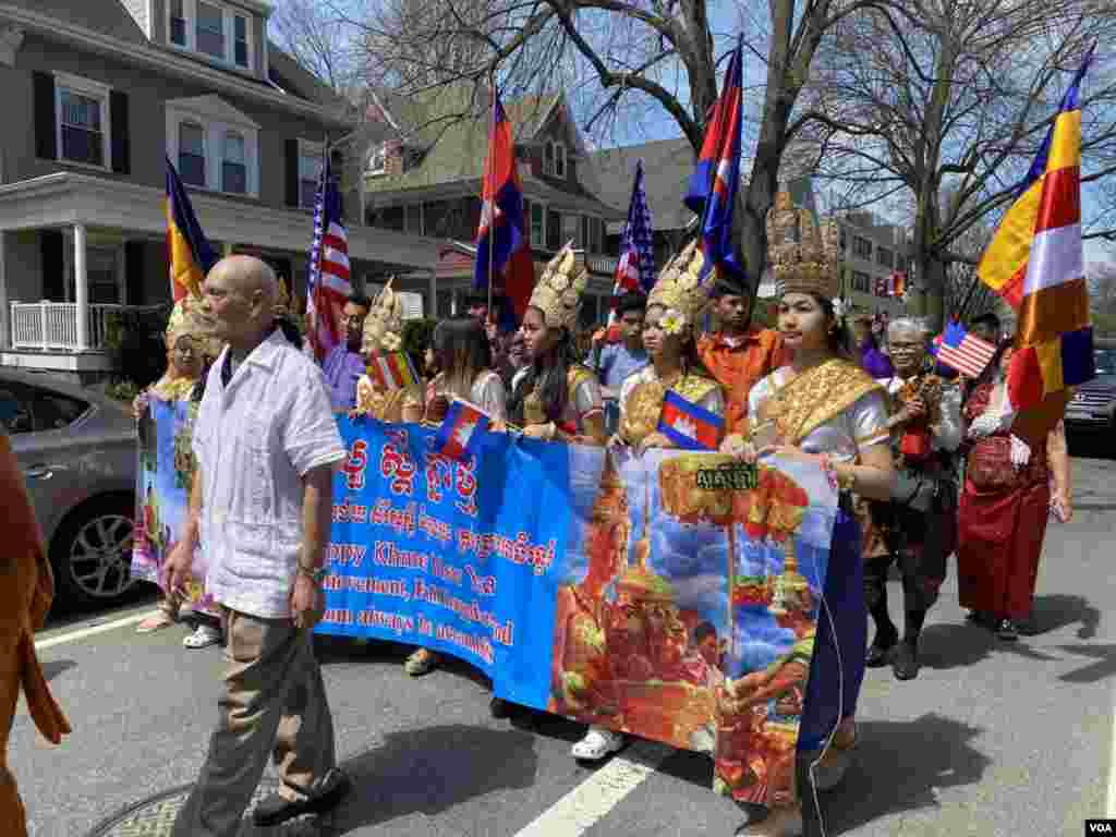 សហគមន៍​ខ្មែរ​អាមេរិកាំង​ប្រារព្ធ​ពិធី​បុណ្យ​ចូល​ឆ្នាំ​ខ្មែរ​ប្រពៃណី​ជាតិ នៅ​វត្តសាមគ្គីធម្មិការាម ក្នុង​សង្កាត់ Brooklyn ទីក្រុងញូវយ៉ក សហរដ្ឋ​អាមេរិក នៅថ្ងៃសៅរ៍ ទី១៦ ខែមេសា ឆ្នាំ ២០២២។ (ប៉ូច រាសី/វីអូអេ)