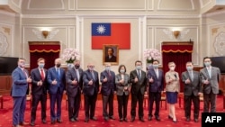 La presidenta de Taiwán, Tsai Ing-wen (al centro) posa junto a una delegación de legisladores de EEUU en Taipei el 15 de abril de 2022. Foto cortesía de la Oficina Presidencial de Taiwán.