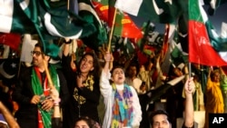 په فېس بوک، ټوېټر او ټک ټاک څوک دا پوښتنې نه کوي یا ډېرې کمې کوي چې عمران خان په تېرو نزدې څلورو کالو کې څه کړي یا نه دي کړي. په دې هم د نشت برابر بحث دی چې نوی حکومت څه وکړي