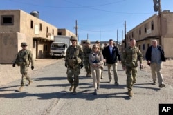 Brigadni general Kurt Tajlor, komandant Nacionalnog trenažnog centra, hoda uz sekretarku vojske Kristin Vormut kako bi zajedno posmatrali trening vojnika u kom se koriste i lekcije naučene iz rata u Ukrajini, u Nacionalnom trenažnom centru u Fort Irvinu, Kalifornija, 12. aprila 2022.