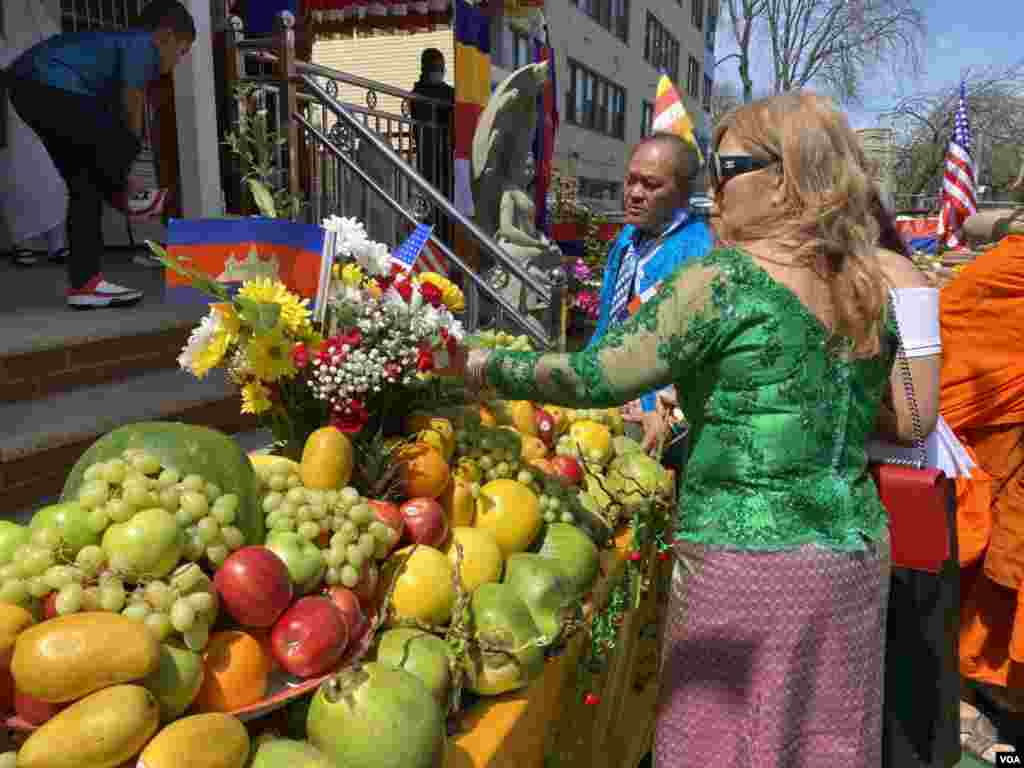 សហគមន៍​ខ្មែរ​អាមេរិកាំង​ប្រារព្ធ​ពិធី​បុណ្យ​ចូល​ឆ្នាំ​ខ្មែរ​ប្រពៃណី​ជាតិ នៅ​វត្តសាមគ្គីធម្មិការាម ក្នុង​សង្កាត់ Brooklyn ទីក្រុងញូវយ៉ក សហរដ្ឋ​អាមេរិក នៅថ្ងៃសៅរ៍ ទី១៦ ខែមេសា ឆ្នាំ ២០២២។ (ប៉ូច រាសី/វីអូអេ)